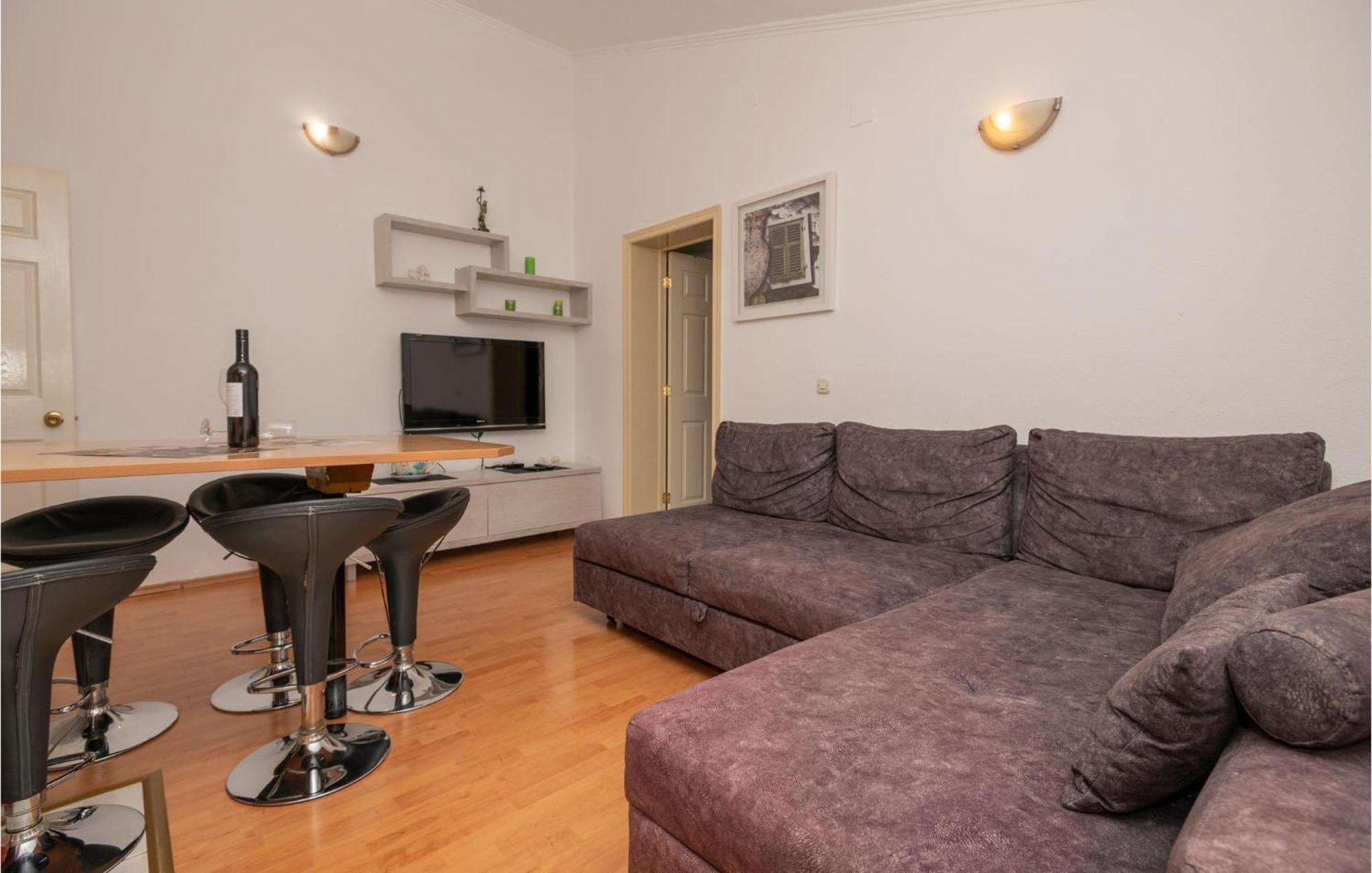 2 Bedroom Beautiful Apartment In มาคาร์สกา ภายนอก รูปภาพ
